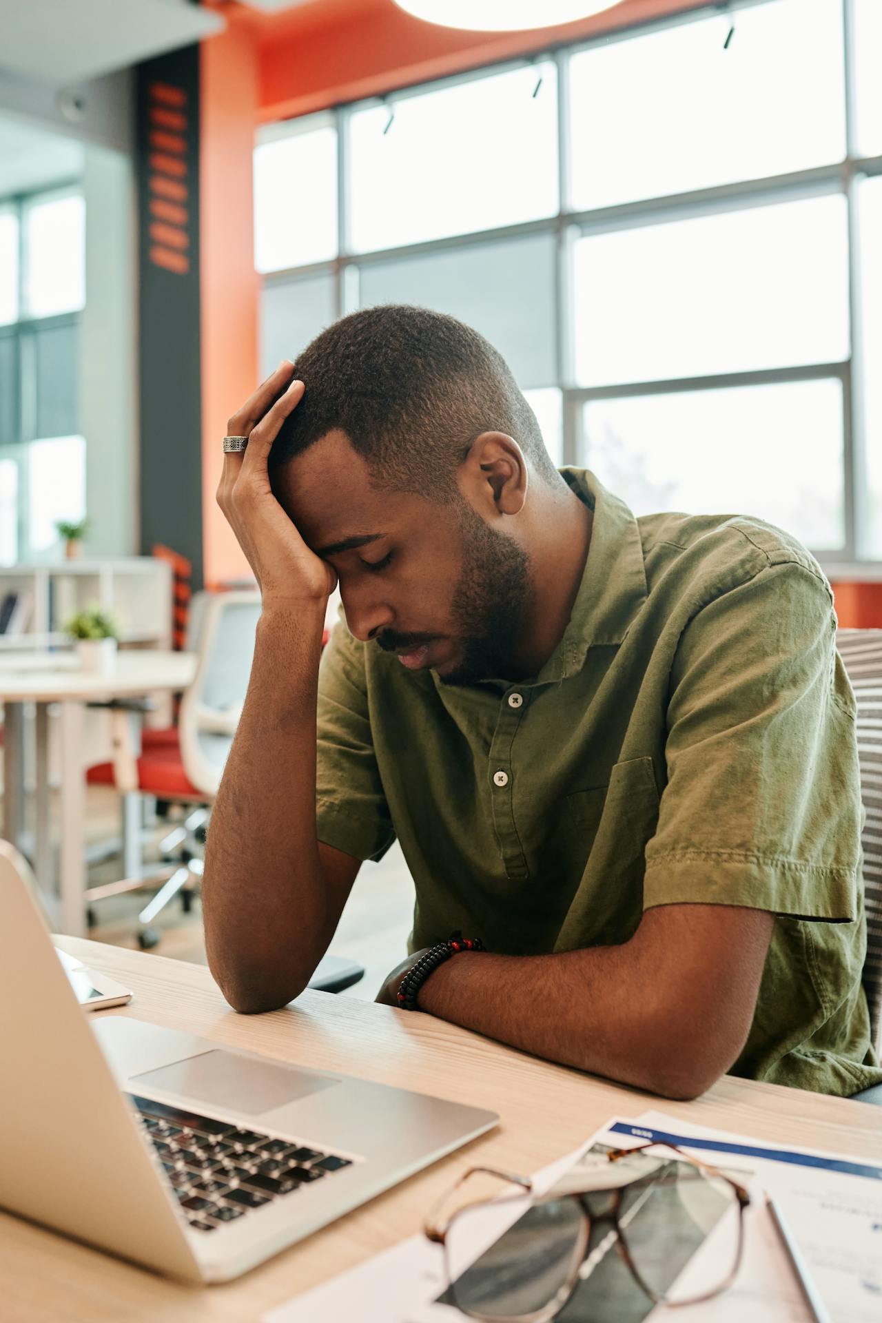 Personne fatiguée en situation de burnout au travail