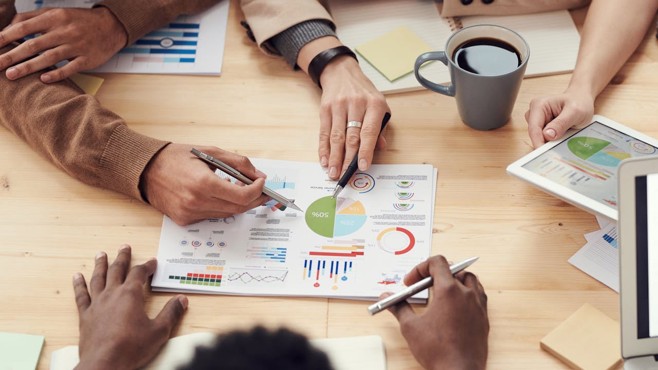 Escritorio de empreendedor com computador e caderno