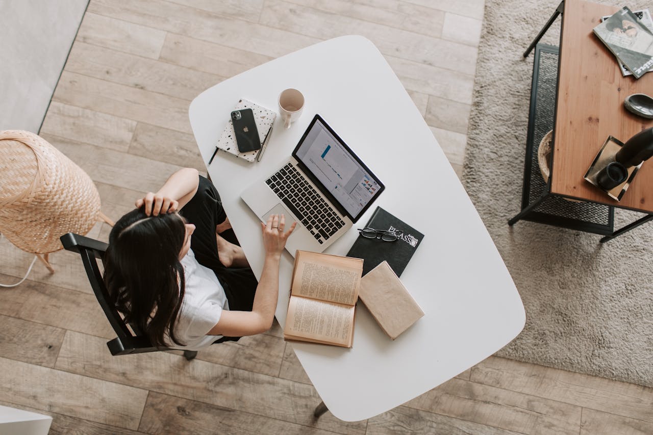 Freelancer a trabalhar sozinho no escritorio em casa