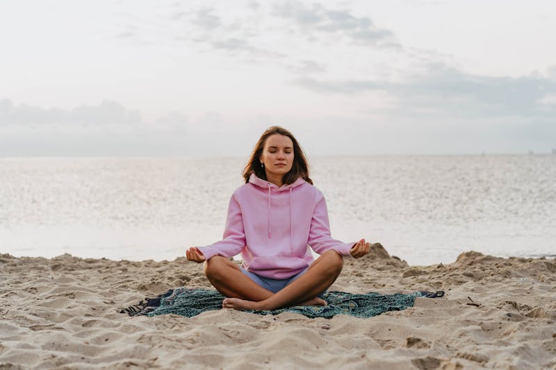 Meditation sur la plage au lever du soleil