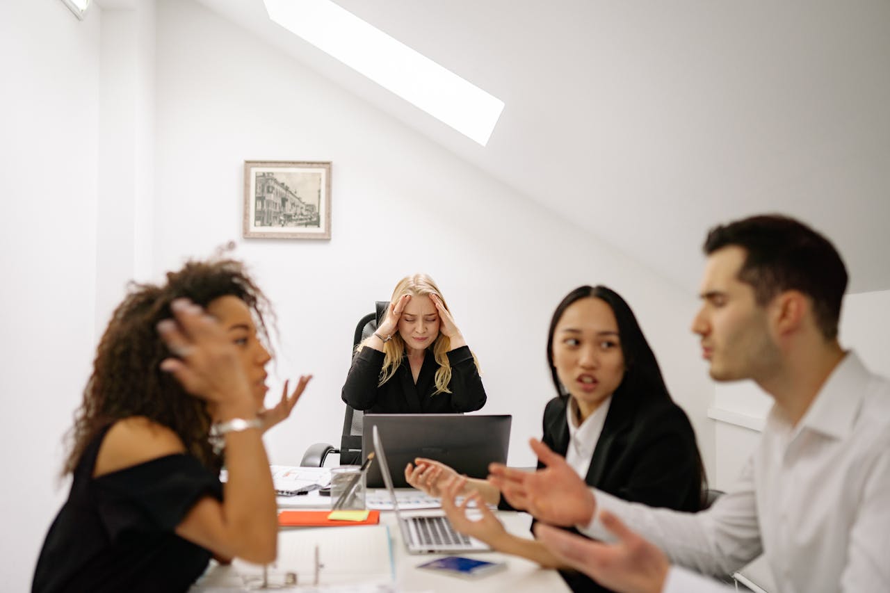 Collegues en tension au bureau